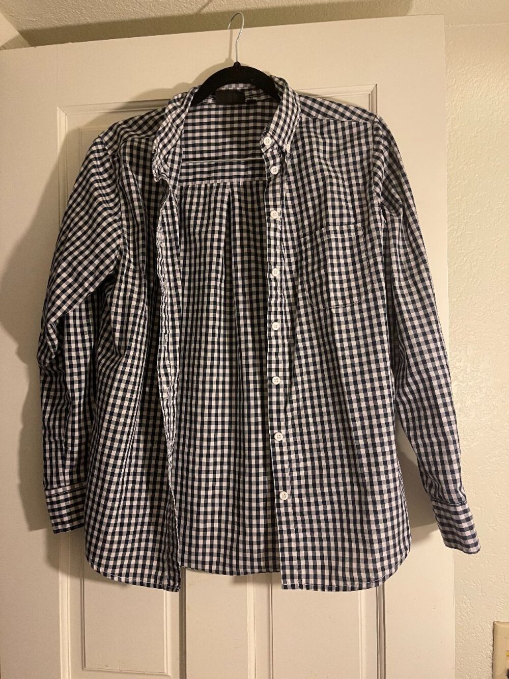 Women's blue and white gingham button up shirt size M wrinkle resistant classic